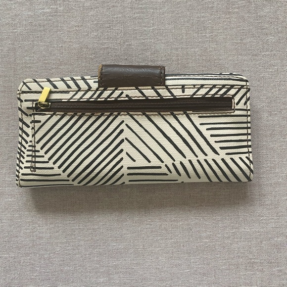Fossil geometric clutch wallet. - Picture 4 of 13